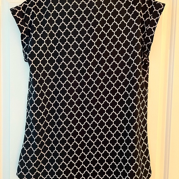 $12 Express Small Black and white shorts sleeve top - Picture 3 of 3